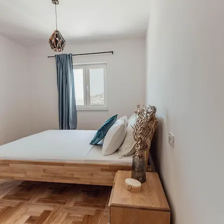 Elia Apartment *