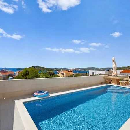 Elia Apartment *